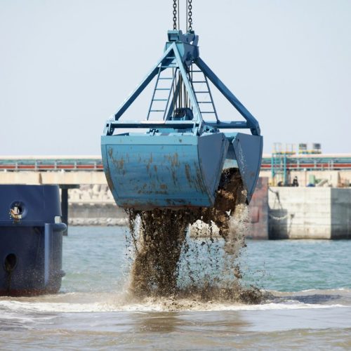 Top Benefits of Choosing Dredging Equipment Rental Over Buying
